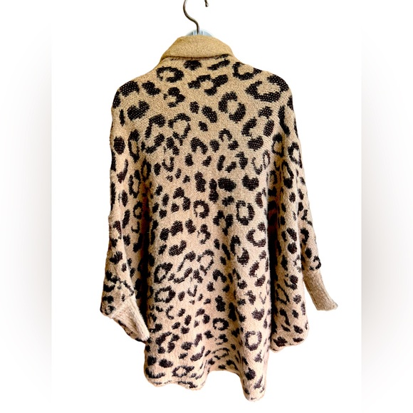 Akemi & Kin animal print cover. One size fits all with oversized sleeves - Picture 2 of 3